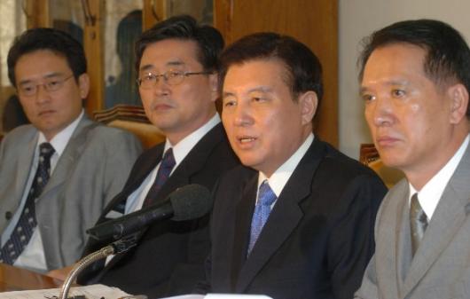 한나라당 김덕룡 원내대표가 20일 국회에서…