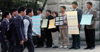 강동고 교사들이 20일 학교 정문에서 교감 …