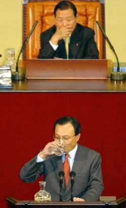 이해찬(아래) 국무총리가 25일 국회 본회의…