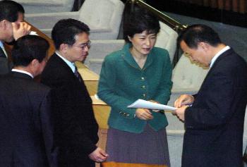 한나라당 박근혜 대표가 25일 이해찬 국무총리가 대독한 노무현 대통령 국회 시정연설이 끝난 뒤 본회의장에서 임태희(오른쪽) 대변인과 당의 입장을 담은 성명 내용을 협의하고 있다.왼쪽은 남경필 원내수석부대표. 최해국기자 seaworld@seoul.co.kr