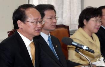 열린우리당 이부영(왼쪽) 의장이 25일 노무현 대통령 시정연설에 앞서 열린 당 상임중앙위에서 헌법재판소의 행정수도 이전 위헌결정에 따른 대응방안을 참석자들과 논의하고 있다.오른쪽으로 천정배 원내대표,이미경 의원. 오정식기자 oosing@seoul.co.kr