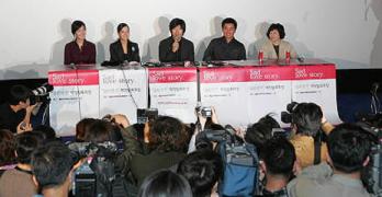 '슬픈연가'의 제작 발표회 모습