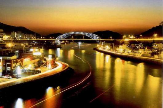 바다에 투영된 가로등이 황홀한 통영운하 야…