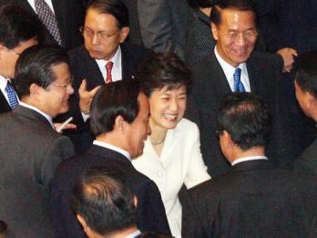 한나라당 박근혜(가운데) 대표가 27일 국회…