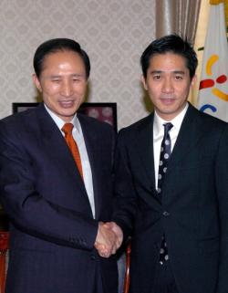 량차오웨이(오른쪽)가 이명박시장과 악수하…