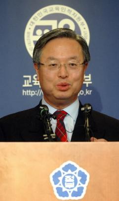 안병영 교육부총리가 28일 오후 정부중앙청사에서 2008학년도 대입제도 개선 최종안을 발표하고 있다. 안주영기자 yja@seoul.co.kr