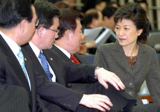 29일 국회에서 열린 한나라당 의총에서 박근…