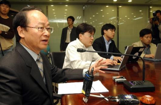 이부영 열린우리당 의장이 31일 기자간담회…