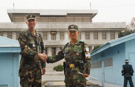 스나이더(왼쪽) UN사 경비대대장과 심동현 …