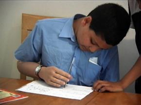 알리 압바스도가 ‘로봇 팔’을 이용해 글씨…