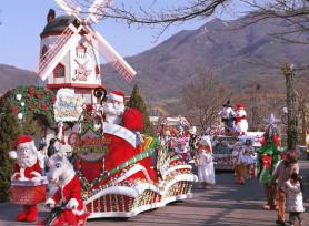 산타크로스의 다양한 캐릭터와 루돌프가 끄…