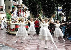 하얀 눈이 내리는 롯데월드. 연인과 팔짱을…