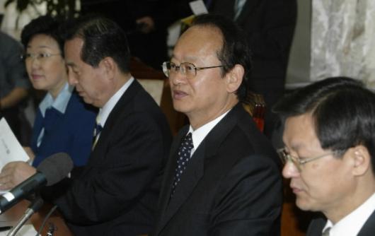 열린우리당 이부영(오른쪽 두번째) 의장과 …