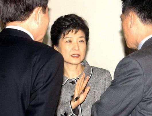 3일 한나라당 박근혜(가운데) 대표가 김덕룡…