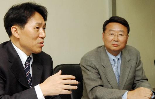 전봉근(왼쪽) 평화협력원 원장과 유찬열 덕…