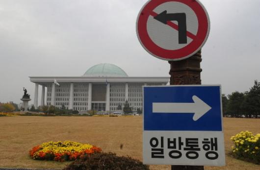   9일째 파행을 거듭한 5일 국회 본관으로 …