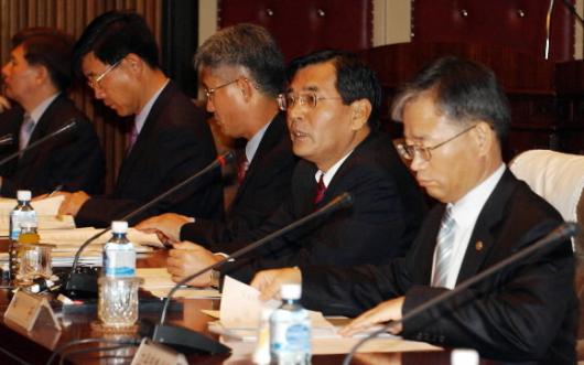 김대환(왼쪽에서 네번째) 노동부 장관이 8일…