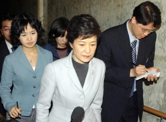 한나라당 박근혜대표가 9일 밤 국회를 나서…