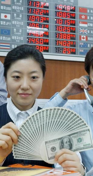 조흥은행 인천공항지점 행원들이 환전을 위…