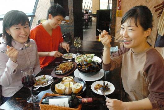 마늘을 즐기는 마니아들이 느는 추세다.젊은이 마늘 전문 음식점 매드포갈릭에서 마늘 음식을 즐기는 모습.