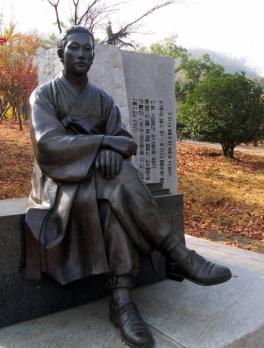 대구 두류공원에 세워진 상화동상. 동상 옆…