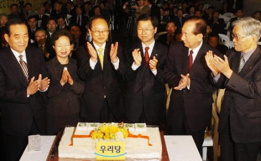 열린우리당 지도부가 11일 창당 1주년 기념식에서 시루떡을 자른 뒤 박수를 치고 있다.왼쪽부터 이용희 상임고문,김희선 의원,이부영 의장,천정배 원내대표,조세형 상임고문,윤영규 상임고문. 남상인기자 sanginn@seoul.co.kr