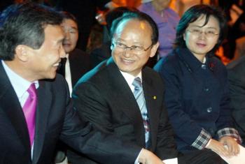 열린우리당 이부영(가운데) 의장이 12일 경…