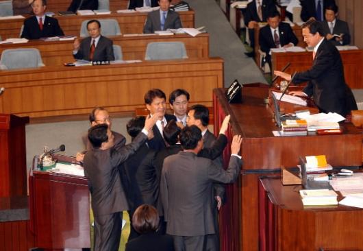 "마이크 왜 껐어" 항의소동