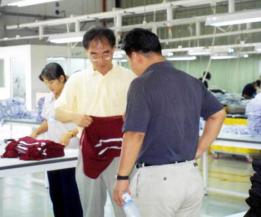 김동영 회장(가운데)이 베트남 호치민시 현…