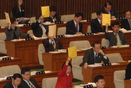 열린우리당 의원들이 16일 국회 본회의에서…
