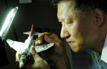 종이모형 만들기가 취미인 정의진씨가 종이…