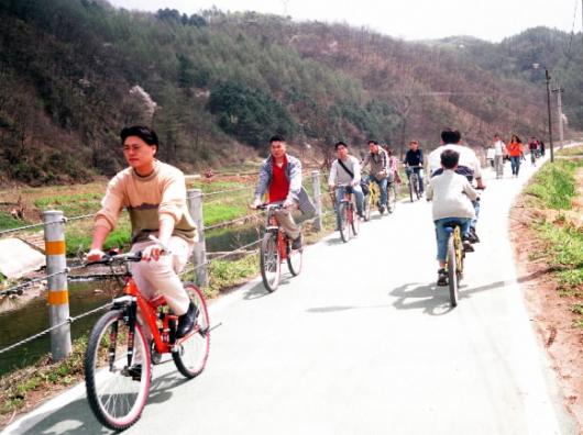 강촌에서 자전거를 타를 사람들.