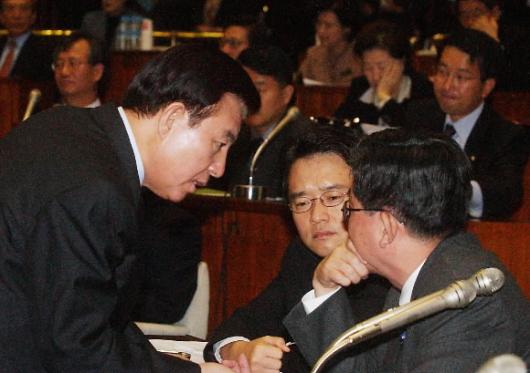   17일 국회에서 열린 한나라당 의원총회에…