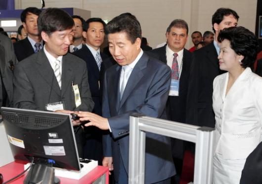 노무현 대통령은 부인 권양숙 여사와 함께 …