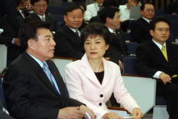 18일 국회 정무위원회 법안심사소위에서 통과된 공정거래법 개정안이 상임위 전체회의로 넘겨지자 한나라당이 박근혜(가운데)대표와 김덕룡(왼쪽)원내대표, 남경필(오른쪽)수석부대표 등 당 지도부가 참여한 가운데 이날 오후 긴급 의원총회를 열고 대응책을 논의하고 있다. 최해국기자 seaworld@seoul.co.kr