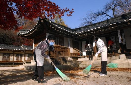 창덕궁 연경당에서 먼지를 쓸어내고 닦아내…