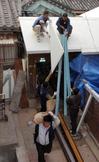 저소득 소외계층의 집을 무료로 고쳐주는 ‘…