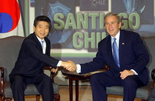 노무현 대통령이 지난해 칠레 산티아고에서 열린 한·미 정상회담에 앞서 조지 W 부시 미국대통령과 악수를 하고 있다. 서울신문 포토라이브러리