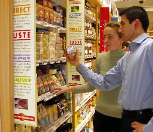 프랑스 소비자들이 파리 근교에 위치한 대형…