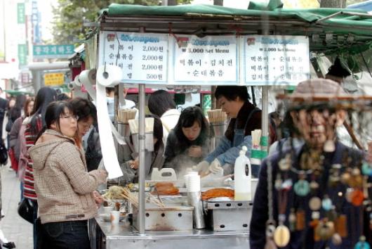 23일 오후 서울 종로2가 포장마차에서 젊은…