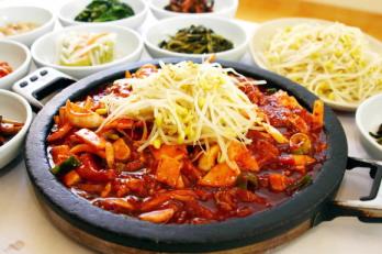 돼지고기와 콩나물의 절묘한 조화. 무주리조트 덕유산회관의 '콩나물돼지양념 불고기'
