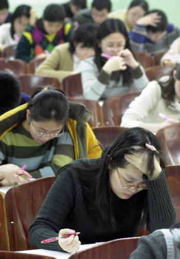 수험생들이 지난해 12월 경희대에서 진지하게 논술고사를 치르고 있는 모습. 올해는 논술의 비중이 더 커졌다.  서울신문 포토라이브러리