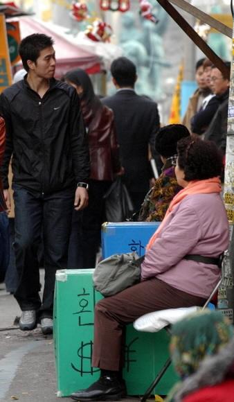 25일 서울 남대문시장 골목에서 암달러상들…