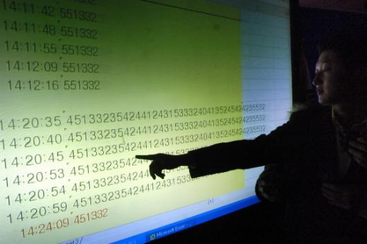 30일 서울경찰청 9층 회의실에서 사이버범죄수사대 수사관이 부정응시자가 수능시험 3교시 외국어영역 답 전체를 전송받았던 문자메시지 내용을 설명하고 있다. 김명국기자 daunso@seoul.co.kr