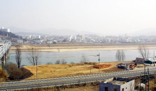 구상문학관에서 바라본 낙동강. 시인이 바라…