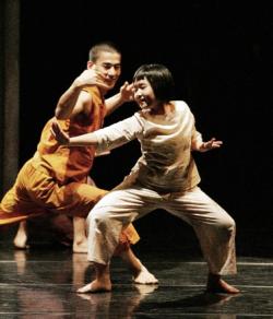 김윤규 무용단의 '솟나기'