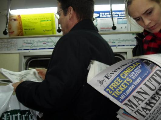 출근길 지하철에서 타블로이드 신문을 읽고…