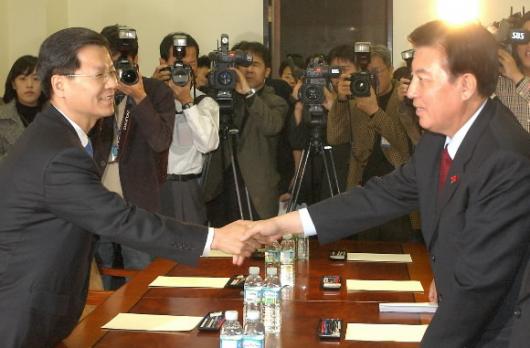 손은 잡았지만…