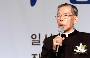 3일 열린 명사 초청 음악회에서 김수환 추기…