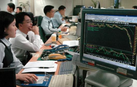 6일 서울 외환은행 딜링룸에서 외환딜러들이…